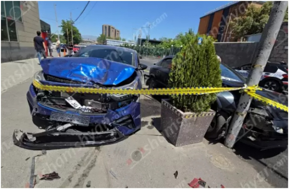 Երևանում «Kia»-ն վրաերթի է ենթարկել մորն ու որդուն, ապա բախվել կայանված «Opel»-ին